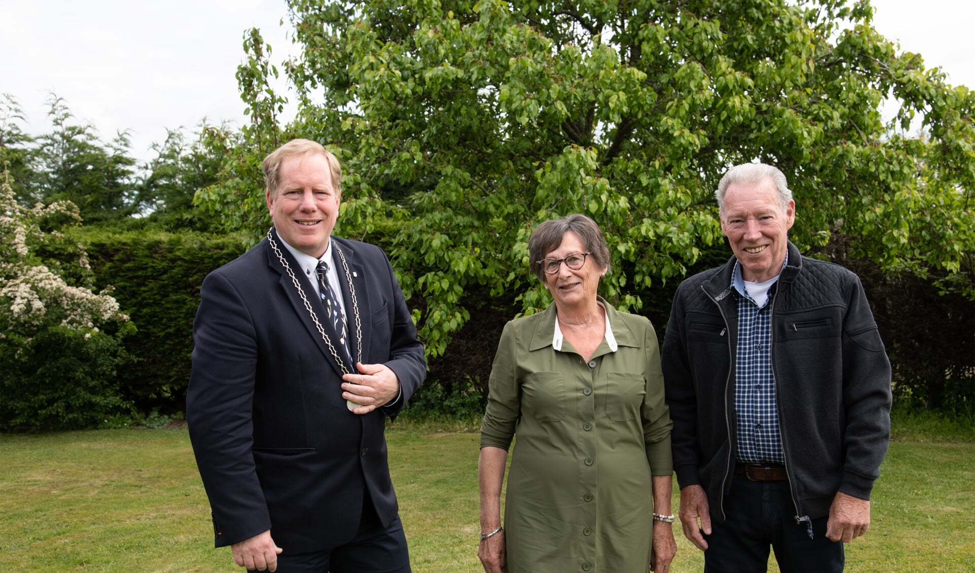 Vorige week vrijdag ging burgemeester De Jong op visite bij het echtpaar Lutterman-Spoormakers, dat op 28 april 55 jaar getrouwd was. (Foto: Jos Uijtdehaage).