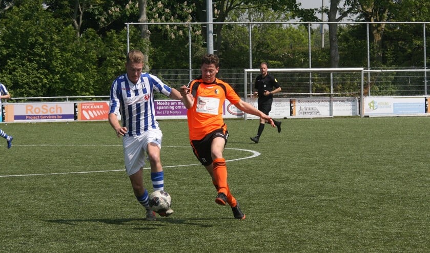 Zwartewaal-verdediger Corné Lemmens (links) in duel met Sander de Ruijter van Rockanje. (Foto: Wil van Balen).