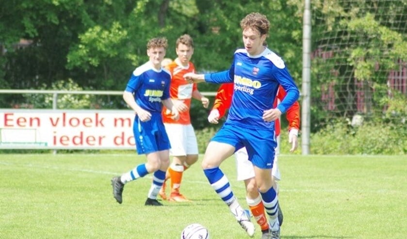Rowan Breen, de maker van de 0-1 aan de bal.