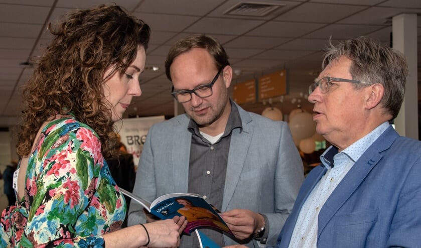 Chantal Kradolfer, wethouder Robert van der Kooi en burgemeester Gregor Rensen (Foto: Jos Uijtdehaage)