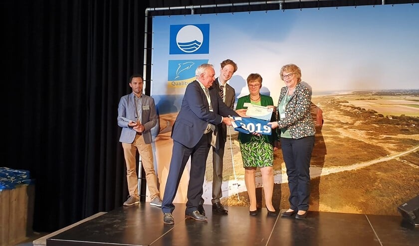 Wethouder Marja Roza – de Pijper nam de twee certificaten in ontvangst