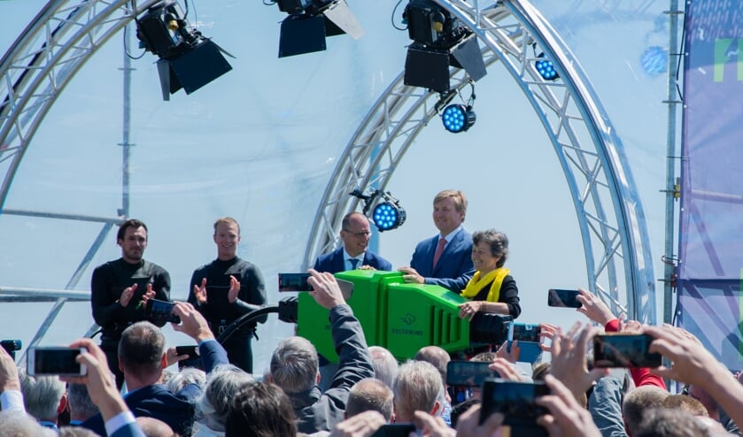 Koning Willem-Alexander mocht met een gigantische stekker de windmolens in werking stellen als openingshandeling. Foto: Sam Fish