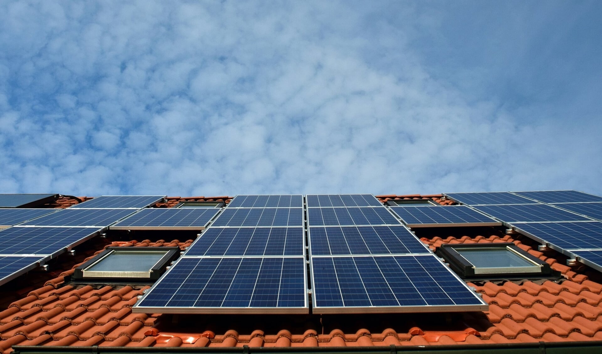 Inwoners maken steeds meer gebruik van duurzame energie. Op dit moment zijn er 2710 geregistreerde zonnepanelen installaties. 