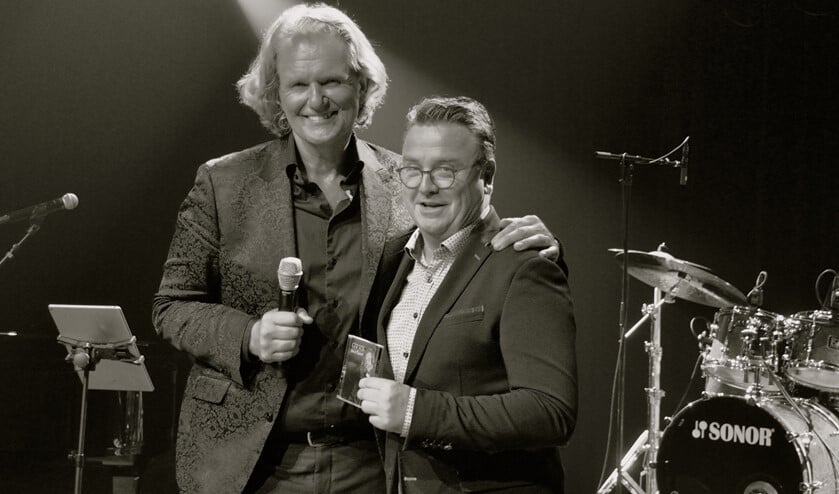 Rob van Wijk ontvangt het eerste exemplaar van de nieuwe CD.