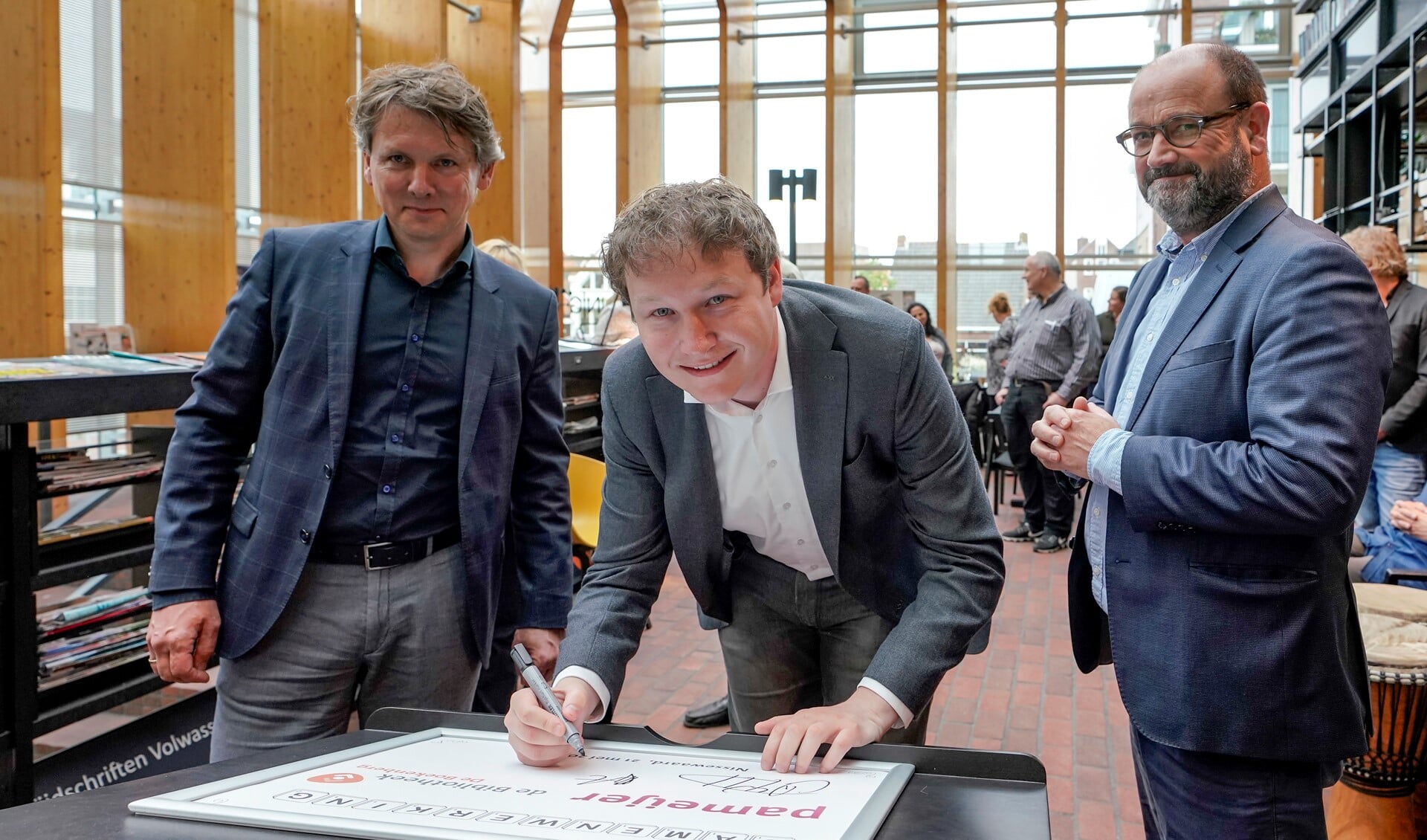 Wethouder Bal ondertekende namens de gemeente de samenwerkingsovereenkomst. Foto: Foto-OK.nl