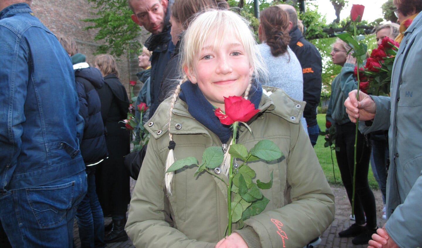 Scoutinggroep Bas 't Hart deelde rozen uit voor alle aanwezigen