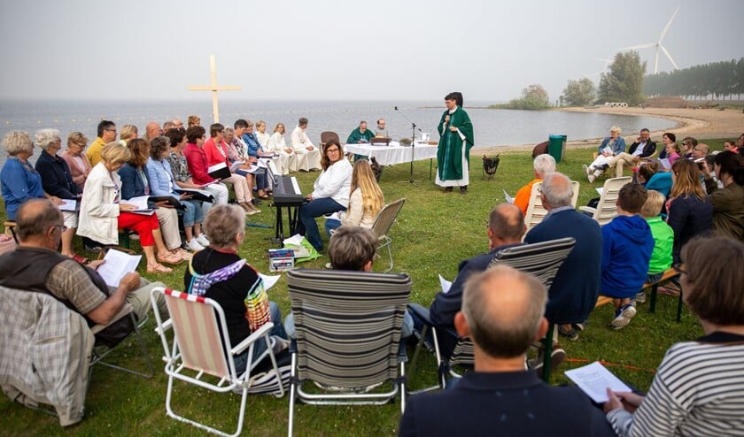 De bijeenkomst wordt georganiseerd door de jongeren van "De Kerk Draait Door" en u bent hierbij van harte uitgenodigd…. jong én oud.