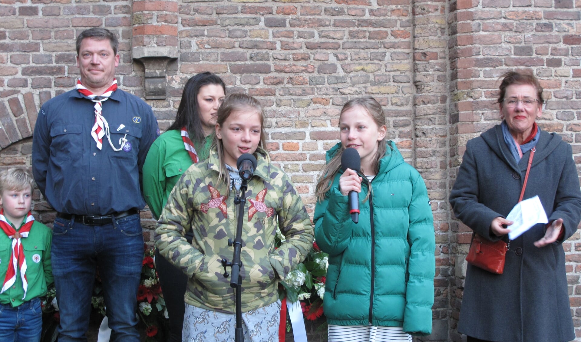Ione en Liz, leerlingen van OBS Meester Eeuwout, dragen een zelfgemaakt gedicht voor
