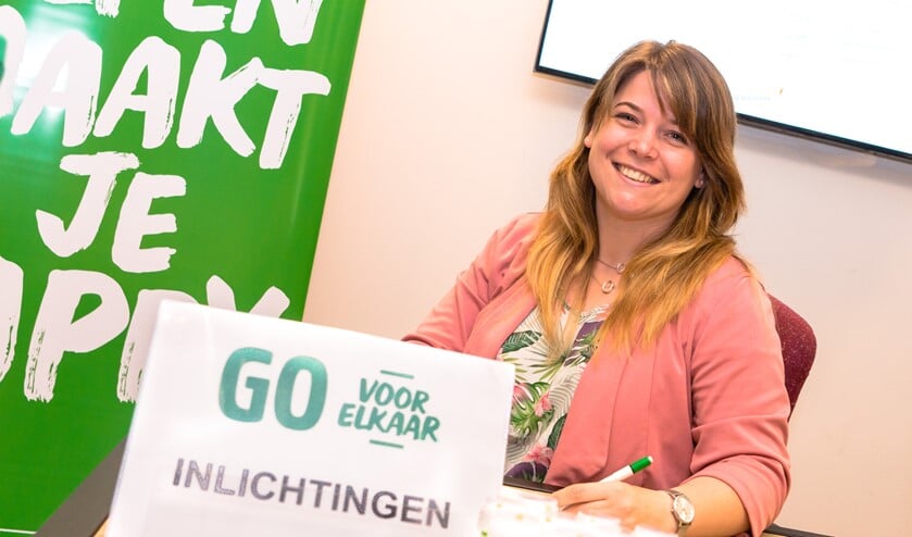 Aukje Goedegebuure houdt drie keer per week spreekuur in de bibliotheek.