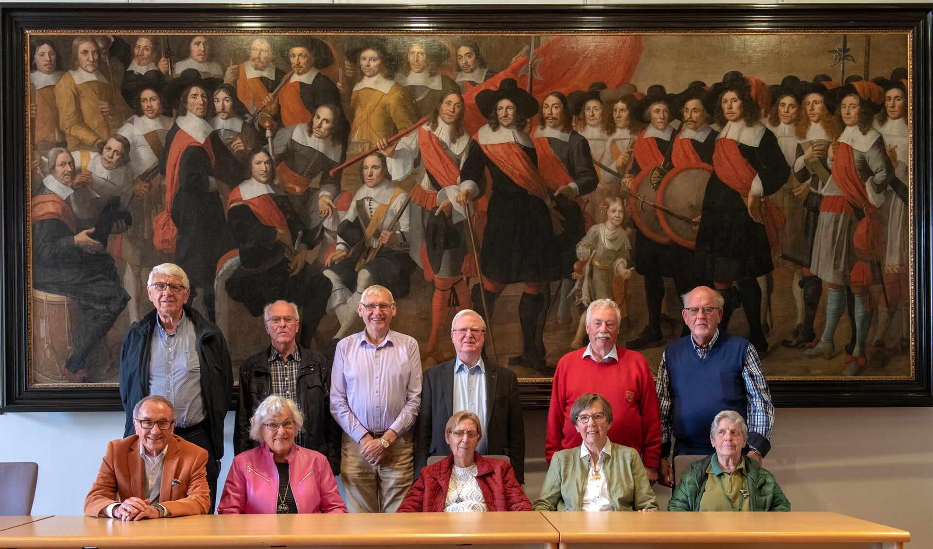 In de raadzaal van het oude gemeentehuis van Brielle gingen de reünisten op de foto. (Foto: Jos Uijtdehaage).