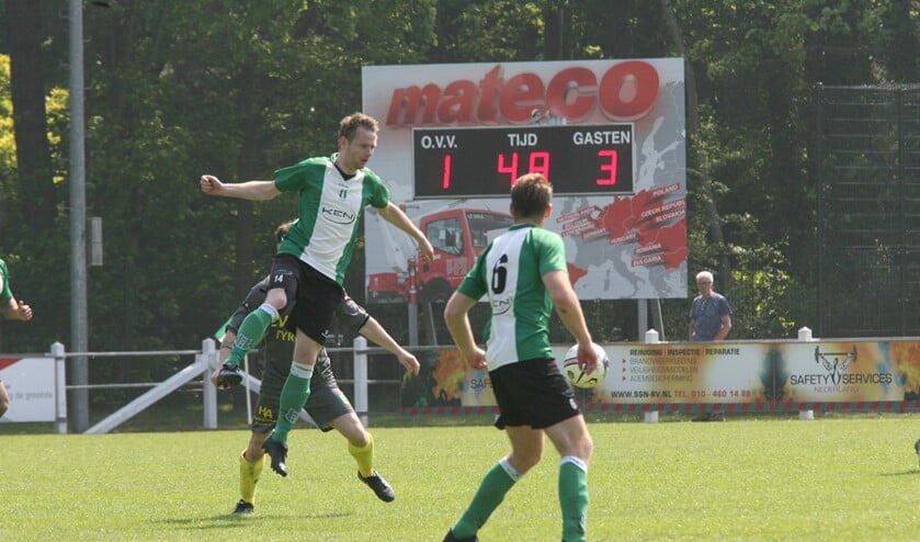 Yoeri Bak doet koppend een poging om te scoren voor OVV. (Foto: Wil van Balen).