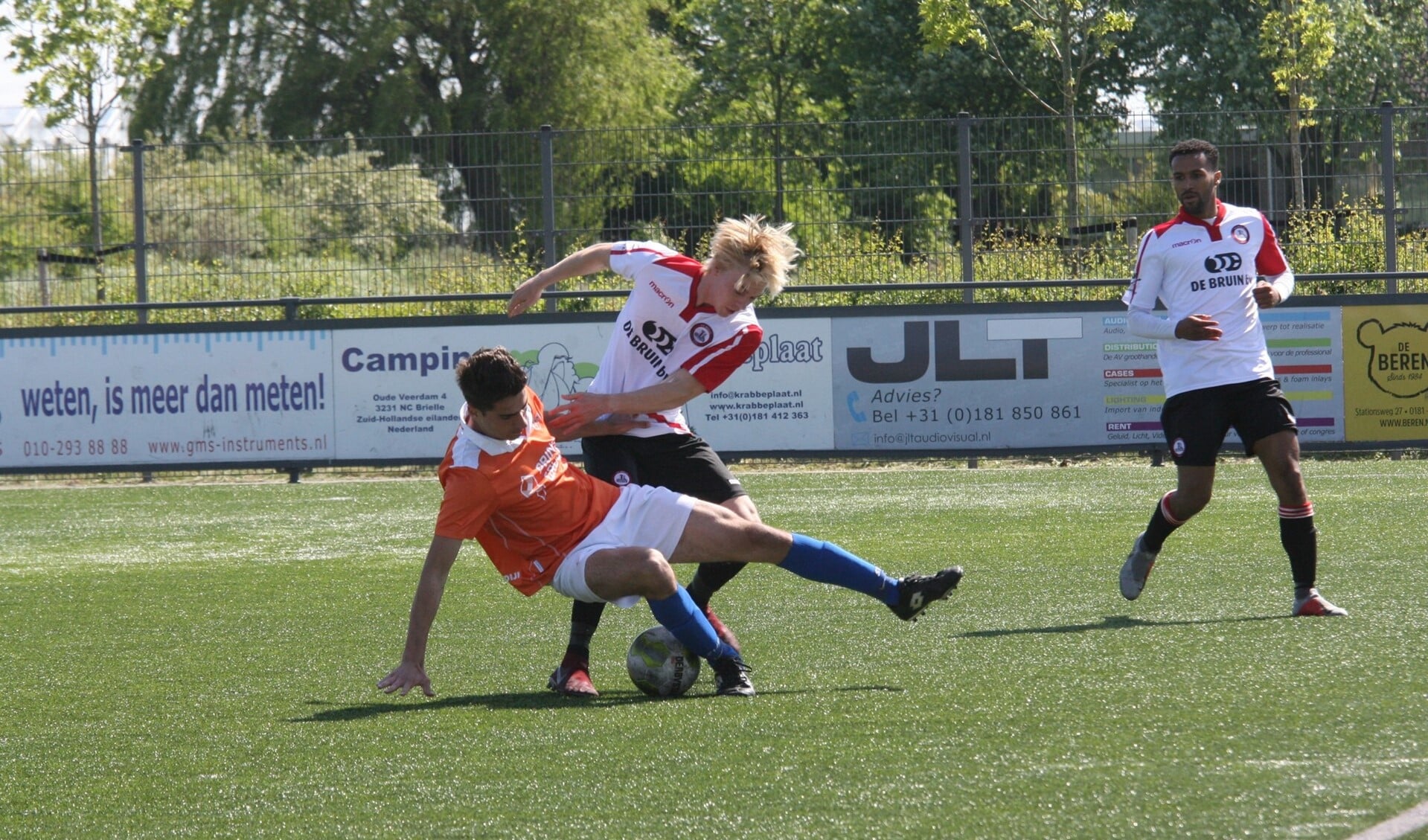 Niels Bekker raakte de paal in de wedstrijd Brielle-Honselersdijk. (Foto: Wil van Balen).