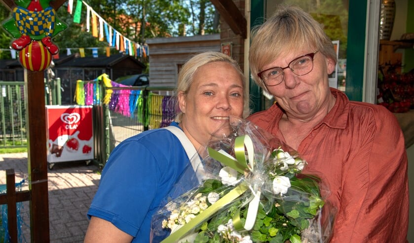 De beheerders van kinderboerderij Agathahoeve werden bloemrijk in het zonnetje gezet. (Foto: Jos Uijtdehaage).