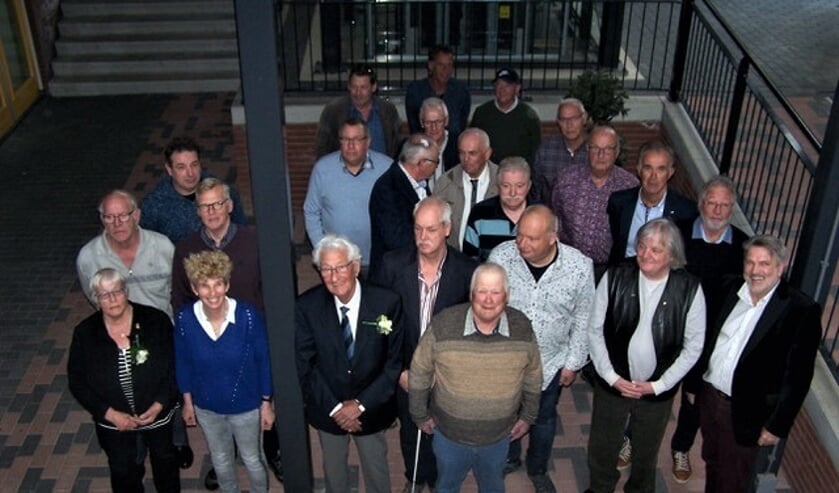 Naast een speldje als blijk van dank, waren er ook nog een pennenset en vrolijke voorjaarsbloeiers als attentie.