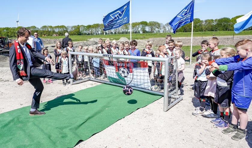 Het eerste doelpunt op het nieuwe sportcomplex.