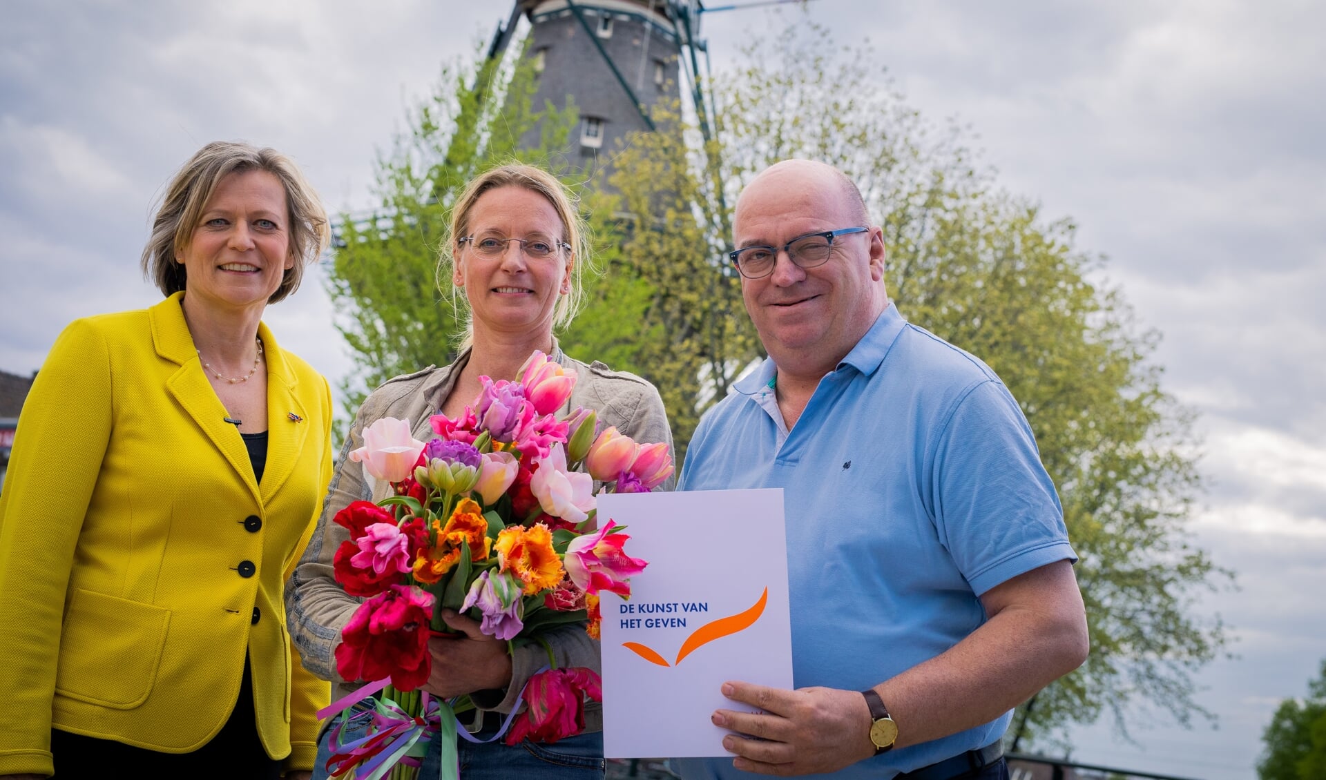 Adriana Esmeijer, dir. Prins Bernhard Cultuurfonds, Nicole Bakker, dir. en Leo Endedijk, hoofd belangenbehartiging van De Hollandsche Molen. 