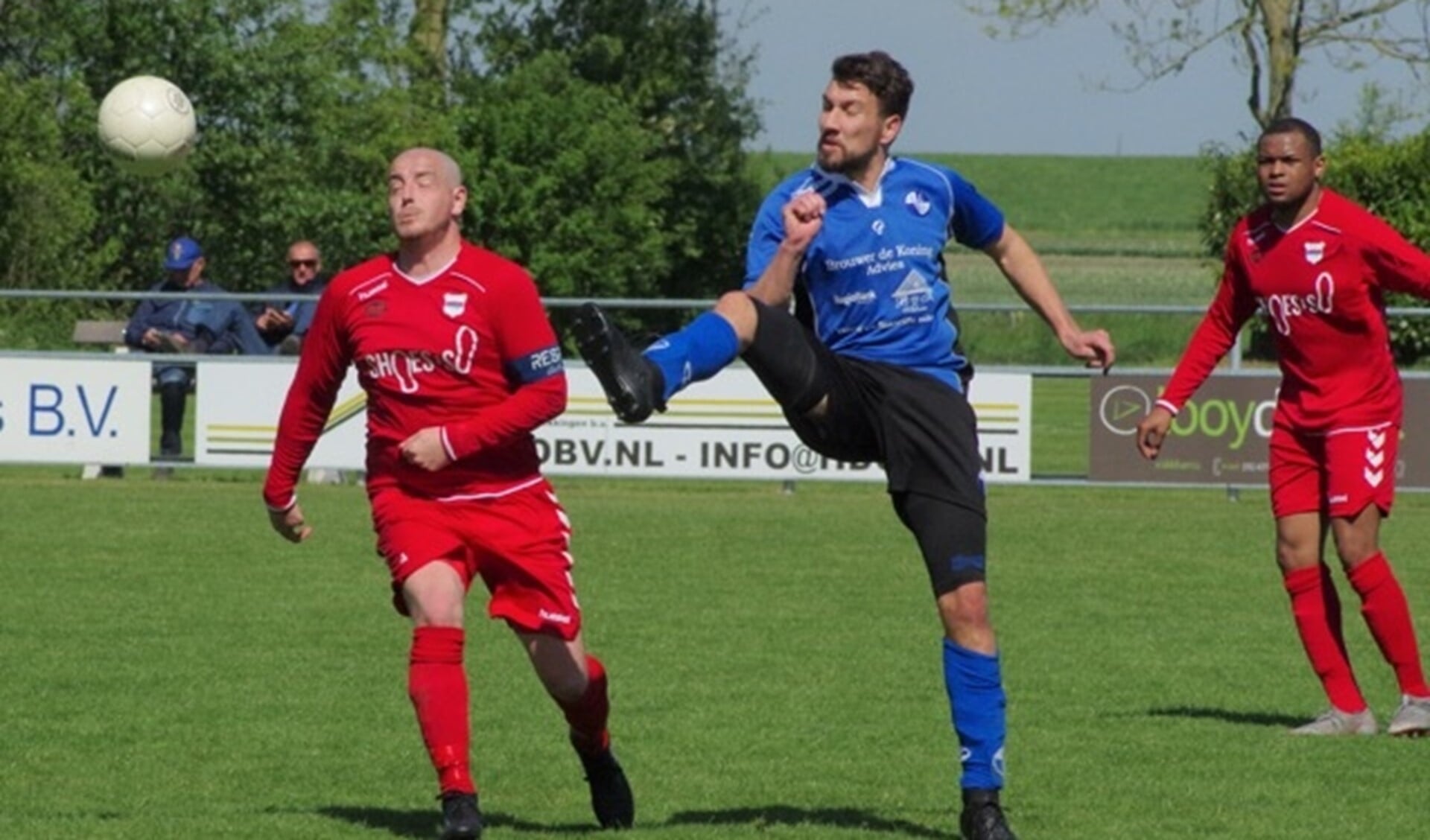 Johnno Bakker (rechts), hier in duel Kevin Michilsen (l) scoorde de aansluitingstreffer.