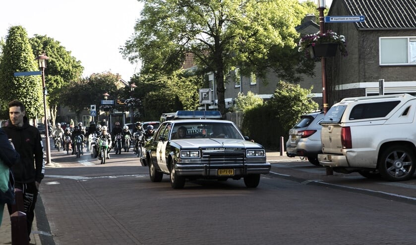 Onder grote belangstelling trok de motorparade vorige week vrijdagavond door Rockanje.