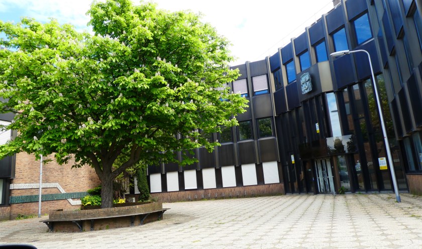 Het voormalige gemeentekantoor in Monster leent zich volgens wethouder Snijders niet voor kluswoningen: "Het is lastig om dit gebouw in delen uit te geven."