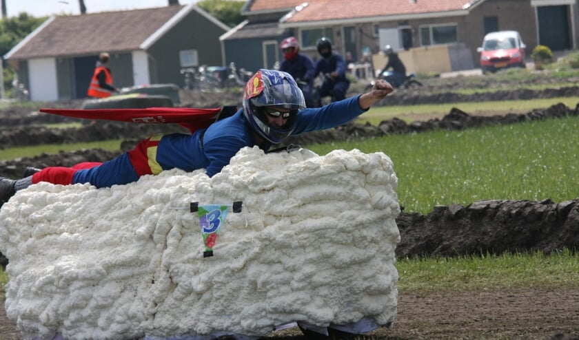Superman vliegend door de lucht op een wolk van purschuim was een blikvanger in de Boerenbrommercross. (Foto: Wil van Balen).