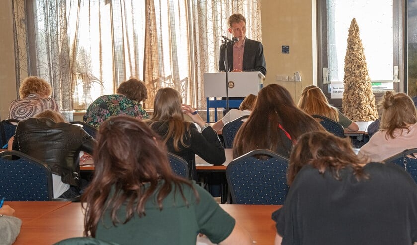 Wethouder Wilbert Borgonje las het 13de Groot Dictee voor aan 50 scribenten. (Foto: Jos Uijtdehaage).