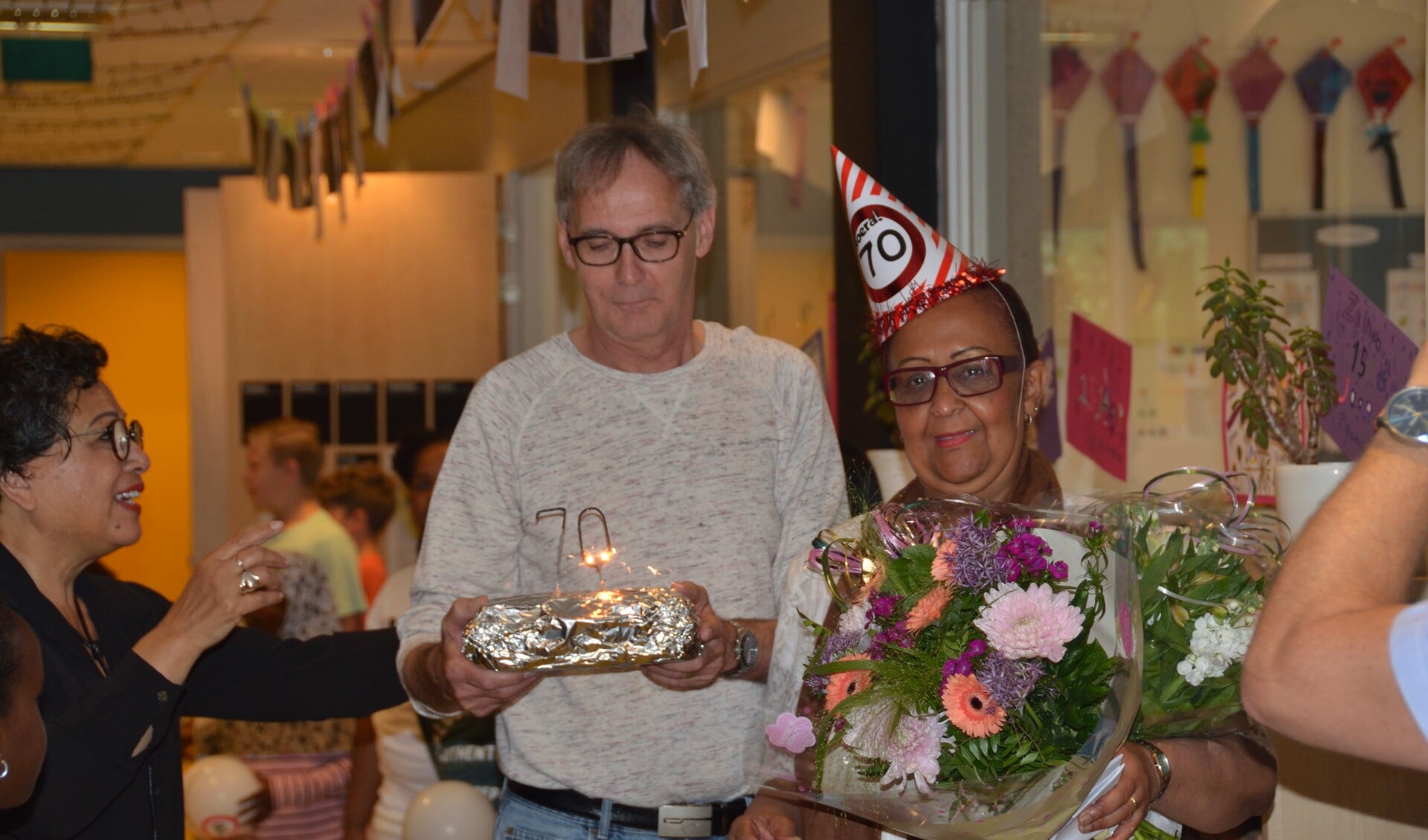Juf Joan werd in de bloemetjes gezet vanwege haar 70e verjaardag.