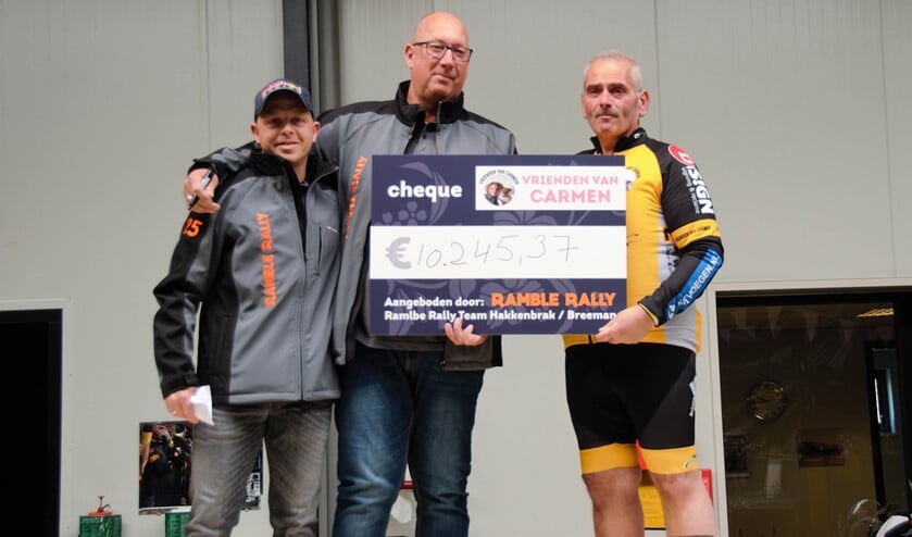 VVC kreeg voor aanvang van de wielertocht een verrassend hoog bedrag overhandigd van € 10.245,37. (Foto: Karolien Jordaan)