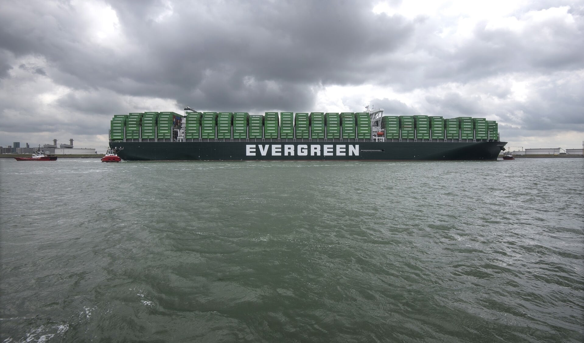 Aankomst van  de Ever Glory van Evergreen bij de Delta Zuid terminal aan de Amazonehaven te Rotterdam. Omdat het gaat om een maidentrip en het eerste 20.000 TEU containerschip van de rederij dat bovendien is uitgerust met scrubbers, is het vaartuig helemaal gestuwd met groene Evergreen containers