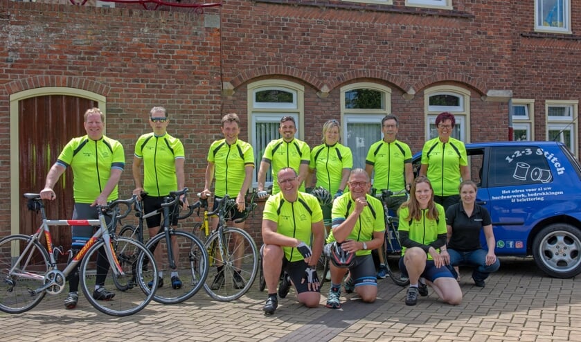 Team Westvoorne is klaar voor deelname aan de Erasmus MC Tour de Rotterdam. (Foto: Jos Uijtdehaage).