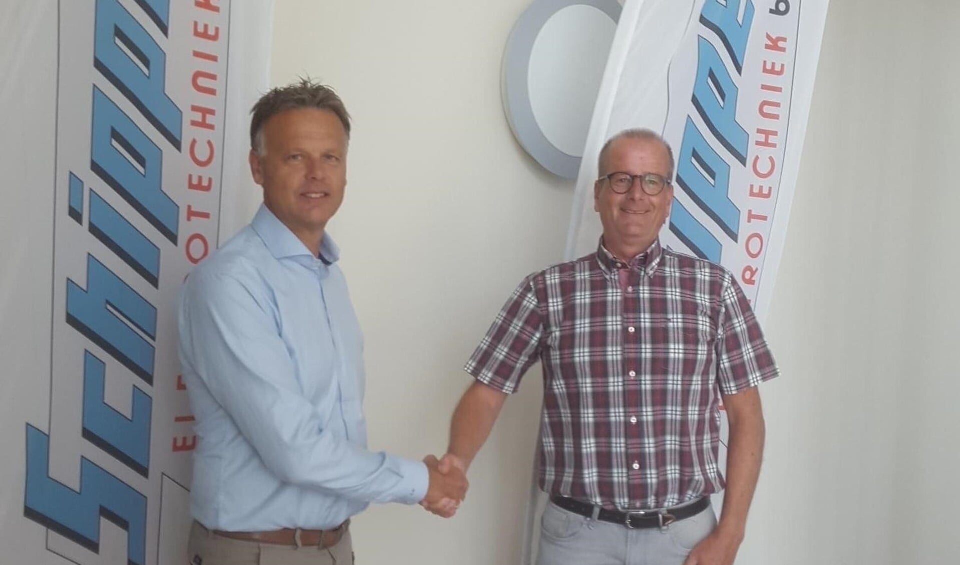 Adri Schipper (links) en MSV&AV Flakkee voorzitter Bert Zwanenburg bevestigen met een handdruk de nieuwe overeenkomst. 