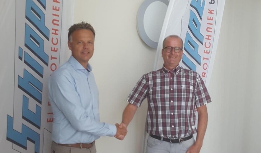 Adri Schipper (links) en MSV&AV Flakkee voorzitter Bert Zwanenburg bevestigen met een handdruk de nieuwe overeenkomst.