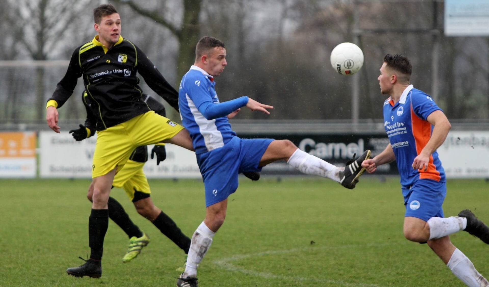 Zuidland won zaterdag bij VVOR en speelt zaterdag om lijfsbehoud in de tweede klasse tegen Rozenburg. 