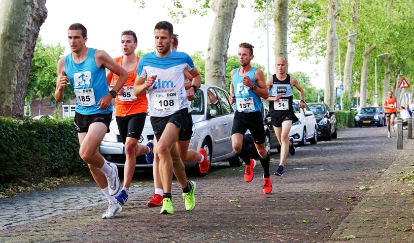 Maikel Peeman (185) en Tim Pleijte (108) voeren de kopgroep aan in de straten van Middelburg.