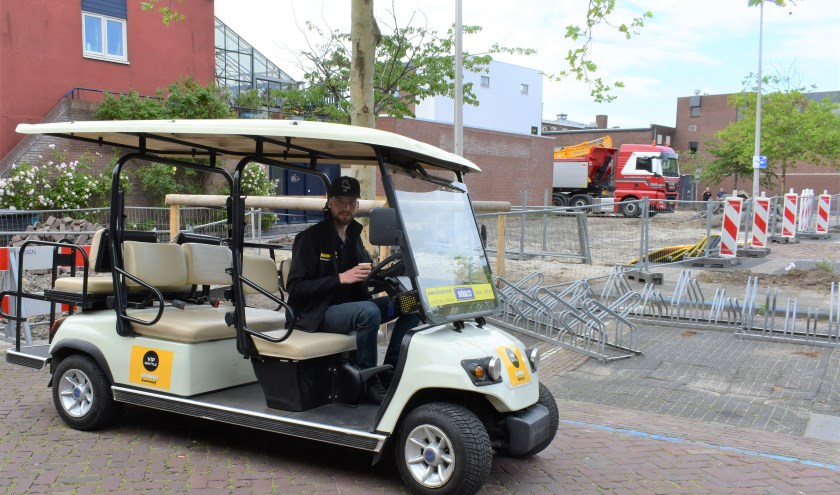 Met golfkarretjes is een shuttledienst gecreëerd om klanten van supermarkt Jumbo een lange wandeling te besparen.