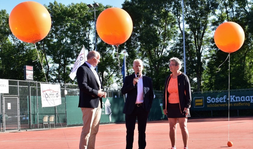De aftrap van de 24-uurs tennismarathon bij TC Honselersdijk.