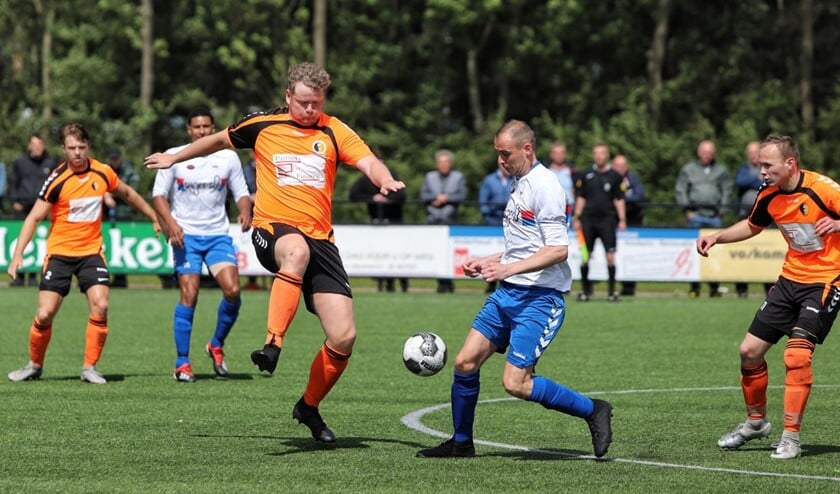 Doelpuntenmaker Mike Kortsmit in gevecht om de bal met oud ploeggenoot Dave Leurs (Rockanje).