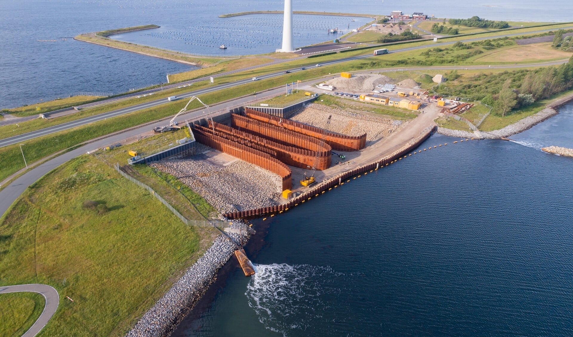 Een indrukwekkende constructie is gereed waardoor nu kan worden begonnen met het storten van beton in de stromingsgoten tot het niveau van ongeveer zes meter onder NAP. (Foto: Van der Straaten)  