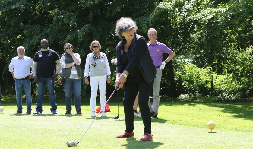 Willeke van Ammelrooy was een van de vele BN-ers die vorige week vrijdag meededen aan Golf4Health op Kleiburg. (Foto: Wil van Balen).