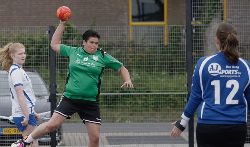 Danielle van der Meijden plakt er vanaf september nog één seizoen aan vast voor haar afscheidstournee langs de regionale velden. Foto Theo van Kralingen.