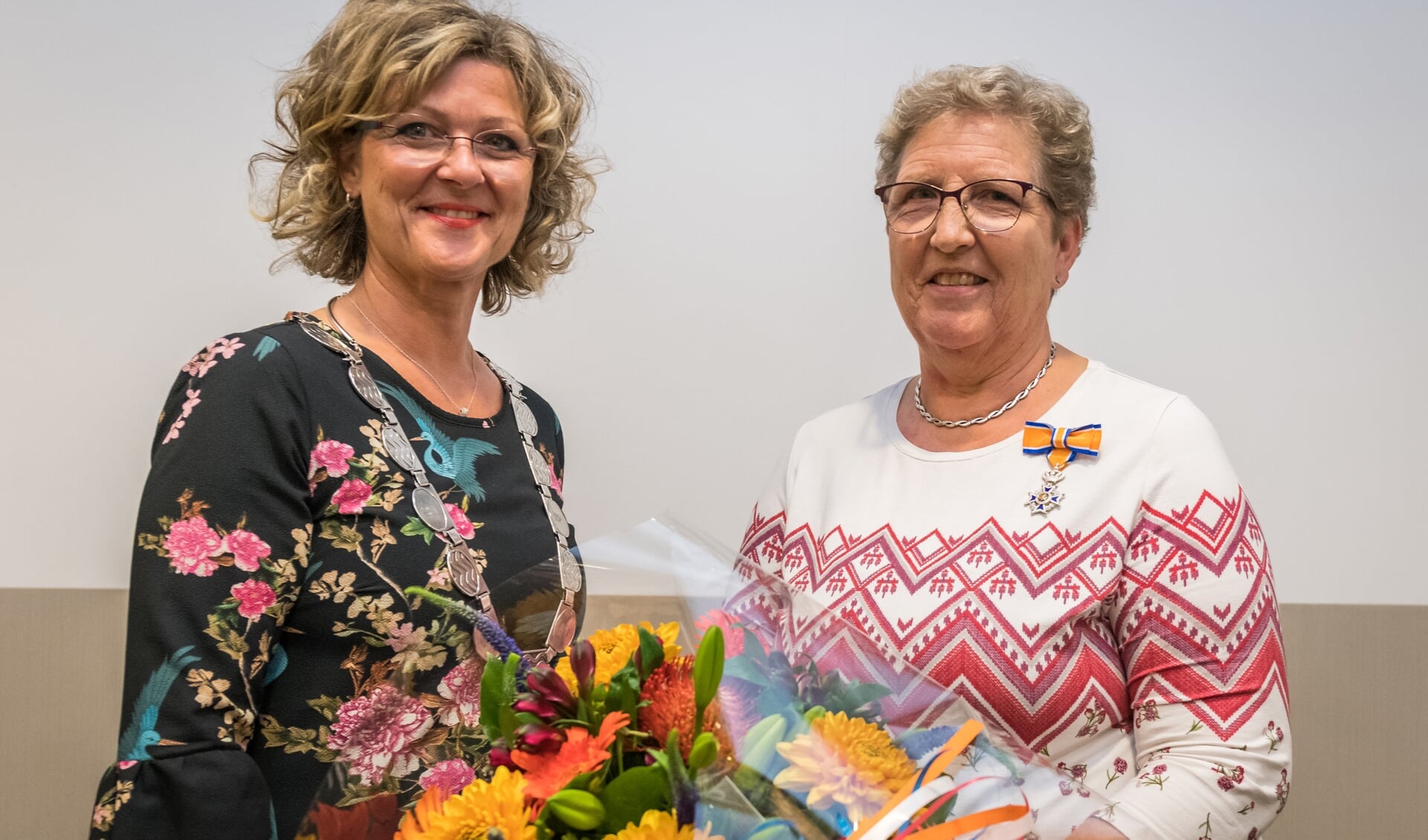 Koninklijke onderscheiding van Mw van Wageningen uitgereikt door Burgemeester Ada Grootenboer (Foto: Wim van Vossen)
