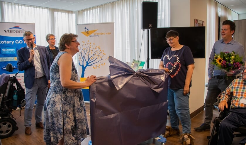 Het was de eer aan bewoners Ineke en Anneke om de belevenistafel uit te pakken. Foto: Sam Fish