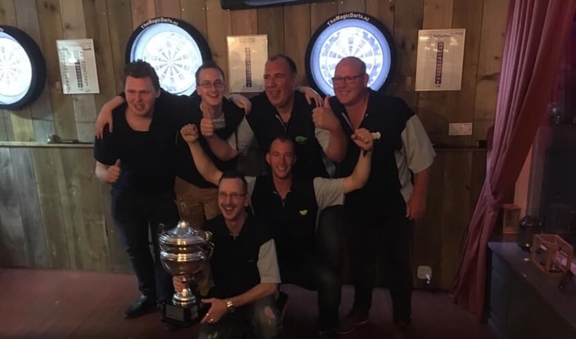 Het team van Dartshop Kattestaart 1 met de beker.