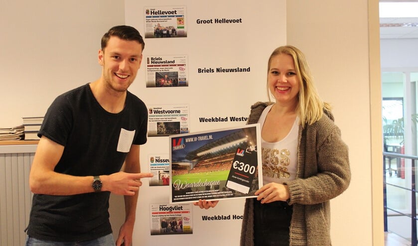 Sven kreeg de cheque overhandigd door Lesley van de Zande - van de Langkruis media adviseur Groot Hellevoet