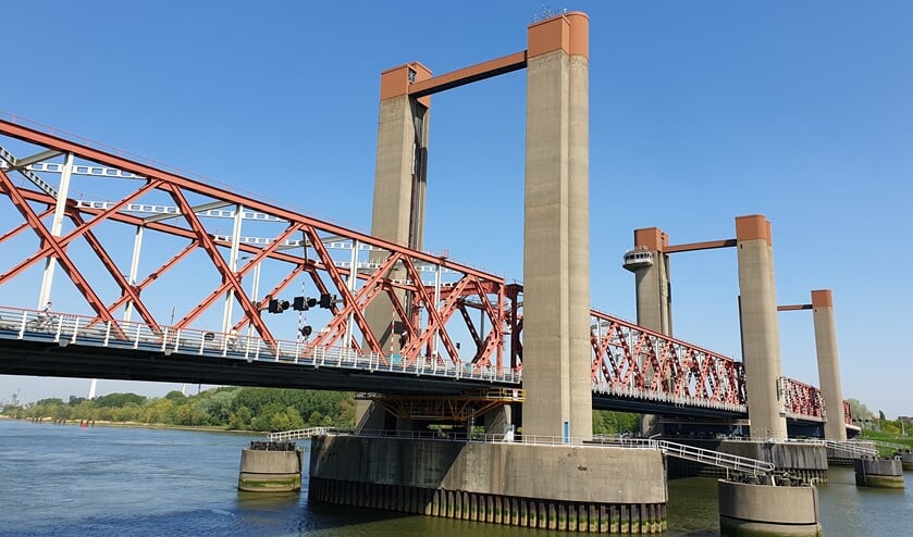 De minister wil niks weten van vaste openingstijden van de brug vanwege de zeescheepvaart.
