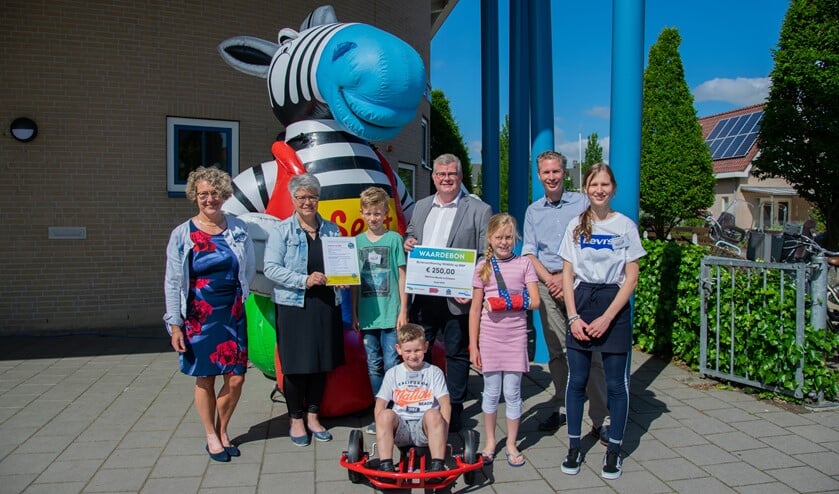 Cbs de Prins Maurits in Dirksland kreeg het derde label School op SEEF uit handen van wethouder Feller. Foto: Sam Fish