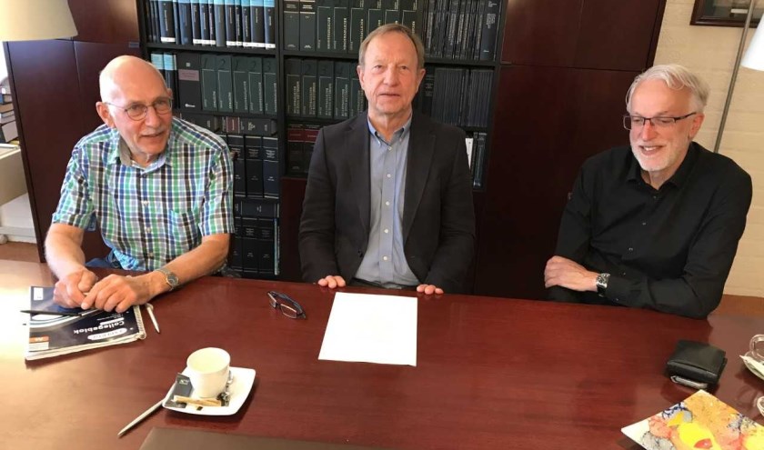 De ondertekenaars: Leo van den Ende (voorzitter), Adri van Vliet (secretaris) en Wim Duijvestijn (penningmeester).