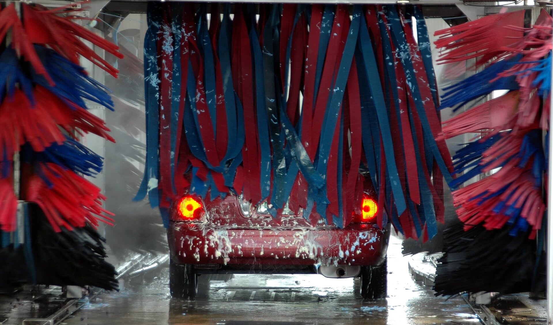 Autobezitters verkiezen de wasstraat boven het zelf wassen van de auto.