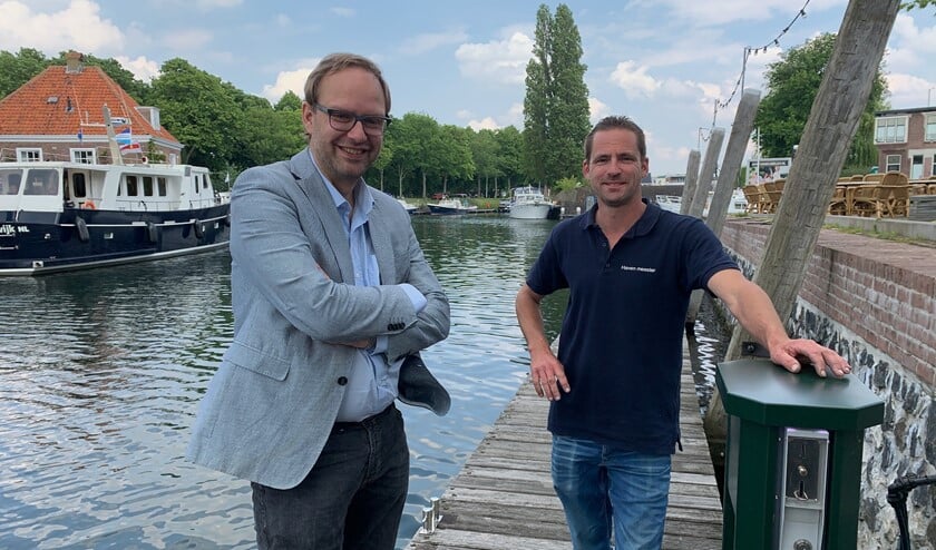Wethouder Robert van der Kooi en havenmeester Kevin Rouss