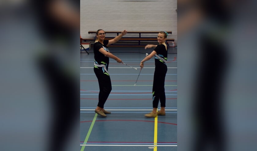 Links Kiki en rechts Anouk, zij plaatsten zich met mooie cijfers voor de NK