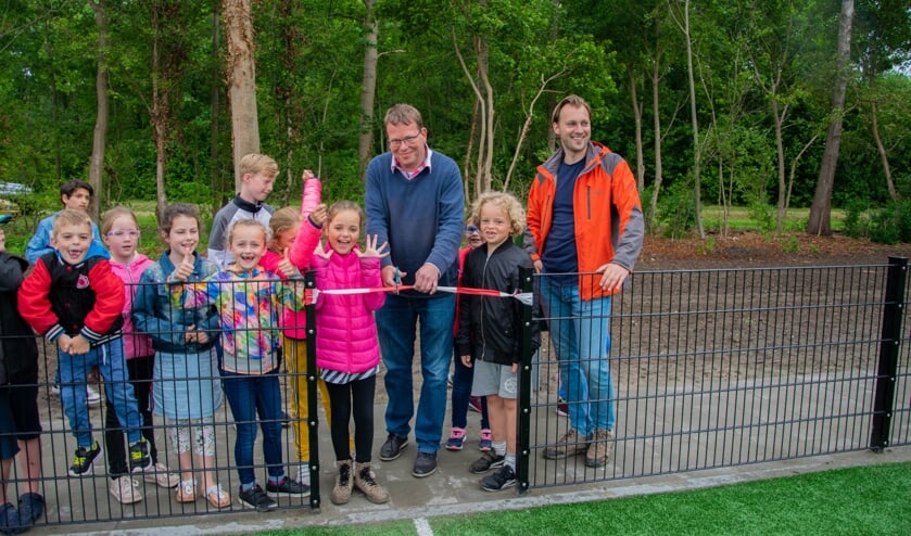 Wethouder Bruggeman mocht het lint doorknippen zodat de kinderen officieel gebruik kunnen maken van de sportkooi. Foto: Sam Fish